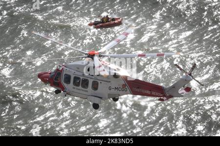 Küstenwache und Ambulanz nehmen an einem Zwischenfall auf den Südklippen Großbritanniens Teil Stockfoto