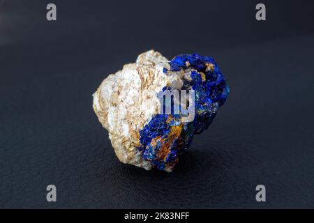 Makroblauer Azurit-Cluster auf weißem Matrix isolierter Kristall auf schwarzem Hintergrund Stockfoto