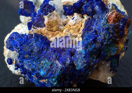 Makroblauer Azurit-Cluster auf weißem Matrix isolierter Kristall auf schwarzem Hintergrund Stockfoto