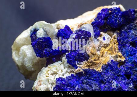 Makroblauer Azurit-Cluster auf weißem Matrix isolierter Kristall auf schwarzem Hintergrund Stockfoto