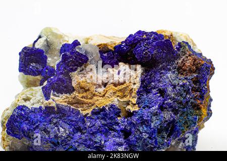 Makroblauer Azurit-Cluster auf weißem Matrix isolierter Kristall auf schwarzem Hintergrund Stockfoto