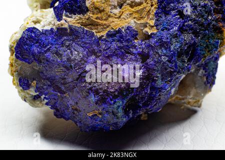 Makroblauer Azurit-Cluster auf weißem Matrix isolierter Kristall auf schwarzem Hintergrund Stockfoto