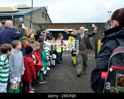 SCHOTTLAND, Großbritannien - Mai 26. 2019: Frank McGarvey führt das keltische Team bei einem Charity-Spiel der Old Firm in Kilbirnie aus. Stockfoto