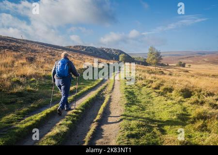 17.10.2022 Haworth, West Yorkshire, UK Wegweiser mit Aufschrift zum Wanderweg nach Top Withens und zum Bronte Wasserfall Stockfoto