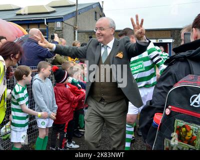 SCHOTTLAND, Großbritannien - Mai 26. 2019: Frank McGarvey führt das keltische Team bei einem Charity-Spiel der Old Firm in Kilbirnie aus. Stockfoto