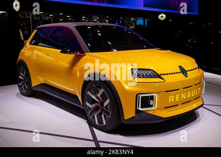 2024 das vollelektrische Fahrzeug Renault 5 wurde auf dem Pariser Automobilsalon, Frankreich, am 17. Oktober 2022 vorgestellt. Stockfoto