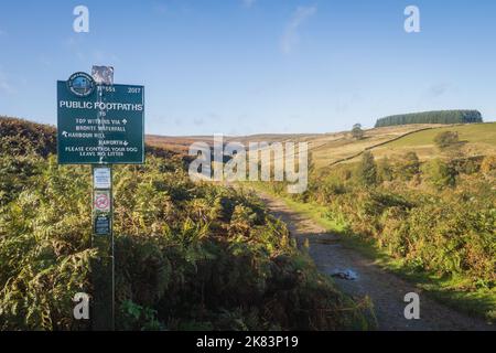 17.10.2022 Haworth, West Yorkshire, UK Wegweiser mit Aufschrift zum Wanderweg nach Top Withens und zum Bronte Wasserfall Stockfoto