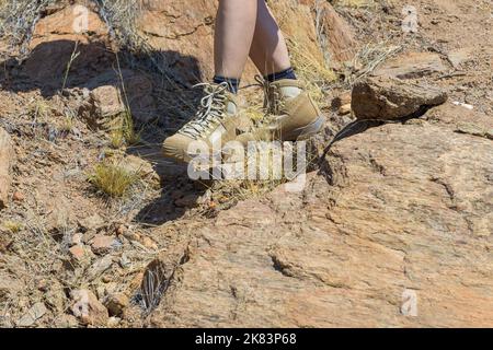 Oanob, Namibia - 28. September 2018: Ein Tourist in den Schuhen der renommierten Marke Meindl im Oanob Park. Berg-, Kletter- und Trekkingschuhe. Stockfoto