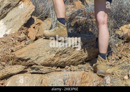 Oanob, Namibia - 28. September 2018: Ein Tourist in den Schuhen der renommierten Marke Meindl im Oanob Park. Berg-, Kletter- und Trekkingschuhe. Stockfoto