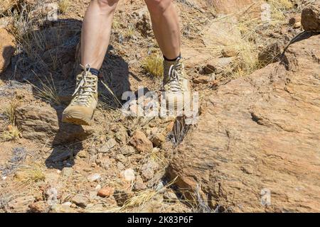 Oanob, Namibia - 28. September 2018: Ein Tourist in den Schuhen der renommierten Marke Meindl im Oanob Park. Berg-, Kletter- und Trekkingschuhe. Stockfoto