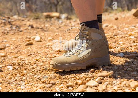 Oanob, Namibia - 28. September 2018: Ein Tourist in den Schuhen der renommierten Marke Meindl im Oanob Park. Berg-, Kletter- und Trekkingschuhe. Stockfoto