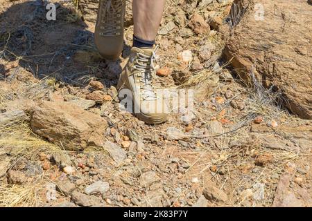 Oanob, Namibia - 28. September 2018: Ein Tourist in den Schuhen der renommierten Marke Meindl im Oanob Park. Berg-, Kletter- und Trekkingschuhe. Stockfoto