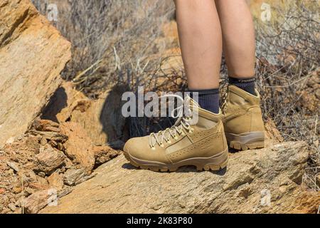 Oanob, Namibia - 28. September 2018: Ein Tourist in den Schuhen der renommierten Marke Meindl im Oanob Park. Berg-, Kletter- und Trekkingschuhe. Stockfoto