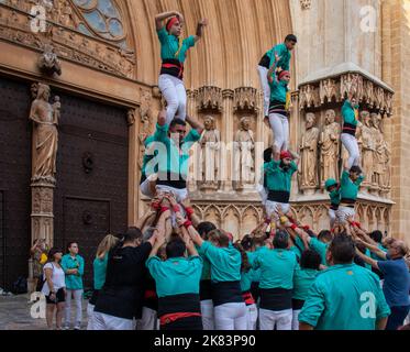 Castells : gente haciendo torres humanas frente a la catedral de Tarragona, espectáculo tradicional en Cataluña, España Stockfoto