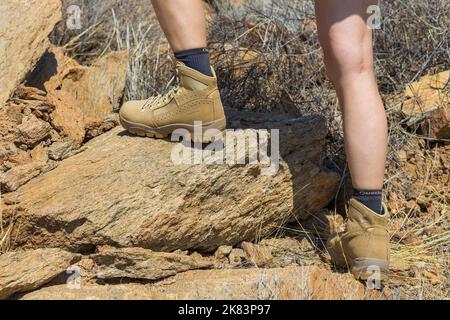 Oanob, Namibia - 28. September 2018: Ein Tourist in den Schuhen der renommierten Marke Meindl im Oanob Park. Berg-, Kletter- und Trekkingschuhe. Stockfoto