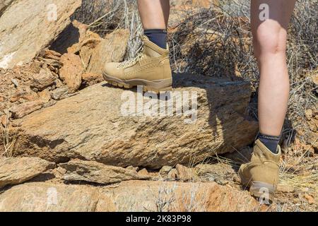 Oanob, Namibia - 28. September 2018: Ein Tourist in den Schuhen der renommierten Marke Meindl im Oanob Park. Berg-, Kletter- und Trekkingschuhe. Stockfoto