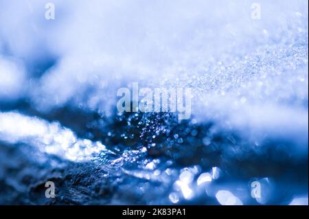 Abstraktes Wasser-Wellen-Splash mit Luftblasen und weichem Bokeh Stockfoto