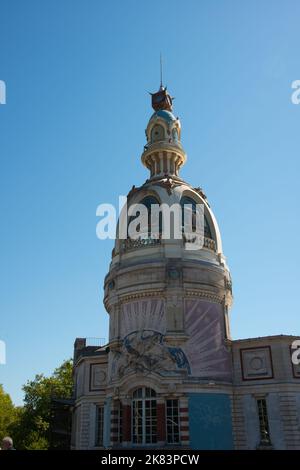 Nantes, Frankreich; 08112022: Lu-Turm, Art-Deco-Stil und Wahrzeichen der Stadt. Alte Keksfabrik Stockfoto