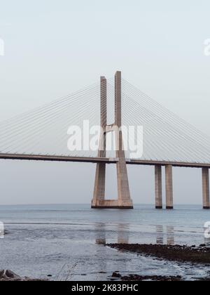 Vasco da Gama Brücke am Abend in Lissabon, Portugal Stockfoto
