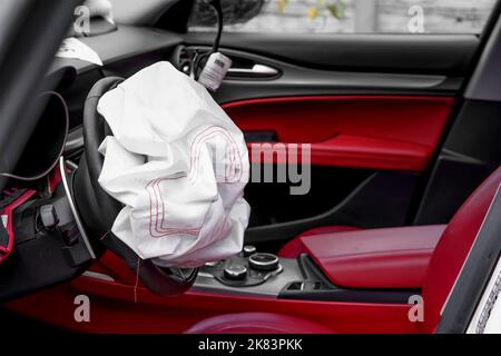 Ausgelöster Airbag am Lenkrad in Nahaufnahme. Stockfoto