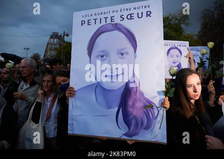 Paris, Frankreich. 20. Oktober 2022. Die Menschen halten ein Banner mit den Bildern der überstürzten Lola. Hunderte von Menschen versammelten sich auf dem Place Denfert Rochereau in Paris, um sich an Lola zu erinnern. Lola wurde am Freitag, dem 14.. Oktober 2022, getötet. Vor ihrem gewaltsamen Tod war sie vergewaltigt und gefoltert worden. Die Behörden haben seit der Festnahme einer 24-jährigen algerischen Frau whoâ €™s Studentenvisum abgelaufen 3 Jahren und wurde gesagt, Französisch Gebiet zu verlassen. Kredit: ZUMA Press, Inc./Alamy Live Nachrichten Stockfoto