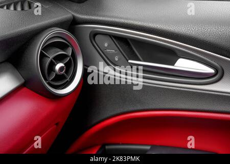 Interieur eines modernen Autos mit rotem Leder. Stockfoto