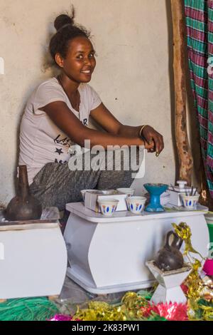 DEGUM, ÄTHIOPIEN - 22. MÄRZ 2019: Junge äthiopierin bei einer Kaffeeremonie im Dorf Degum, Region Tigray, Äthiopien Stockfoto