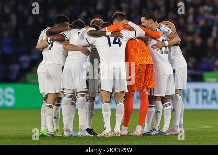 Leicester, Großbritannien. 20. Oktober 2022. Leeds United Team huddle vor dem Premier League Spiel Leicester City gegen Leeds United im King Power Stadium, Leicester, Großbritannien, 20.. Oktober 2022 (Foto von Mark Cosgrove/News Images) in , am 10/20/2022. Quelle: SIPA USA/Alamy Live News Stockfoto