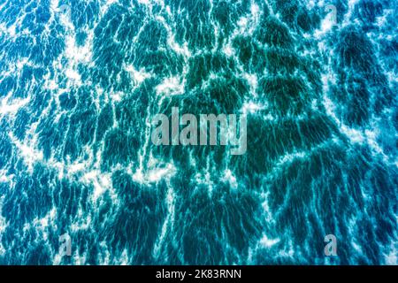Luftdrohne abstrakt, Blick auf Nebel, der sich über die Wasseroberfläche bewegt. Schöner kühler nebliger Herbstmorgen am See. Stockfoto