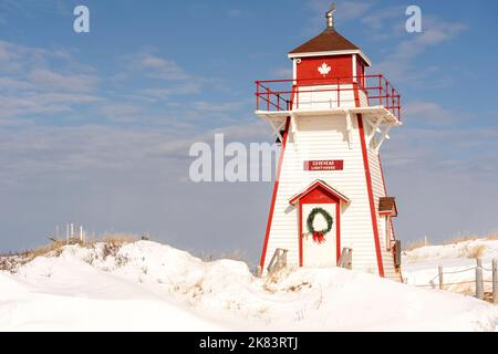 Der Leuchtturm von Covehead ist mit einem Weihnachtskranz geschmückt. Gelegen im PEI Nationalpark, Prince Edward Island, Kanada. Stockfoto