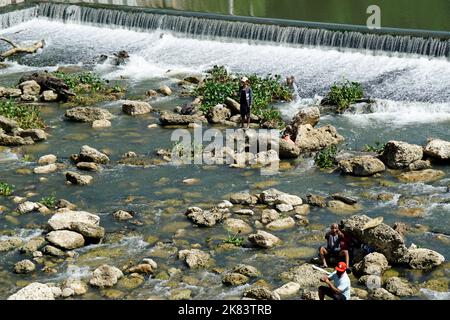 Kleiner Staudamm am fluss chavon in der dominikanischen republik Stockfoto