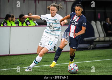 Paris, Frankreich. 20. Oktober 2022. 20. Oktober 2022, Paris, Frankreich, Frankreich: Niamh CHARLES von Chelsea und Sakina KARCHAOUI von PSG während der UEFA Women's Champions League-Gruppe Ein Spiel zwischen Paris Saint-Germain und dem FC Chelsea im Jean-Bouin-Stadion am 20. Oktober 2022 in Paris, Frankreich. (Bild: © Matthieu Mirville/ZUMA Press Wire) Bild: ZUMA Press, Inc./Alamy Live News Stockfoto