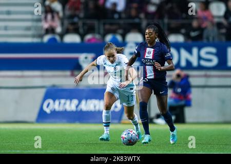 Paris, Frankreich, 20. 2022. Oktober: Guro Reiten (11 Chelsea) und Ashley Lawrence (12 Paris Saint-Germain) kämpfen während des UEFA Womens Champions League Fußballspiels zwischen Paris Saint-Germain und Chelsea im Stade Jean-Bouin in Paris, Frankreich, um den Ball (Duell). (Daniela Porcelli / SPP) Quelle: SPP Sport Press Foto. /Alamy Live News Stockfoto