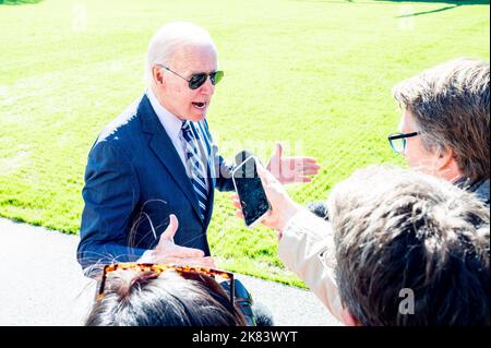 Washington DC, USA. 20. Oktober 2022. Präsident JOE BIDEN (D) sprach mit Reportern, bevor er das Weiße Haus verließ, um nach Pennsylvania zu gehen. Kredit: ZUMA Press, Inc./Alamy Live Nachrichten Stockfoto