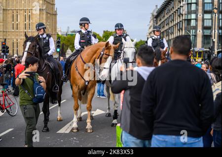 London - 19. September 2022: Montierte Polizisten der Metropolitan Police in Menschenmengen vor den Houses of Parliament zu Pferd Stockfoto