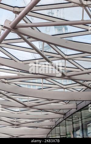 Detail vom Dach der King's Cross Station. Public Place, London Stockfoto