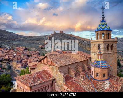 Blick auf Albarracin bei Sonnenuntergang mit seinen Mauern und der Kathedrale im Vordergrund. Stockfoto