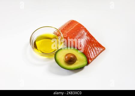Zutaten für gesunde Lebensmittel. Fisch, Olivenöl, Avocado. Ketogene Low Carbs Diät-Konzept. Stockfoto