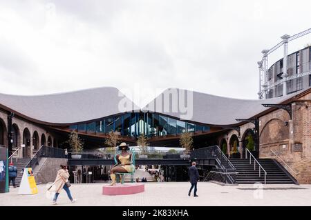 Tschabalala große Bronzeskulptur im Coal Drops Yard, London Stockfoto