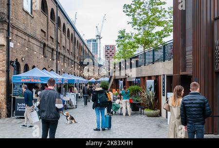 The Drops Market Menschen gehen unter den Lichtern in Coal Drops Yard, King's Cross Stockfoto