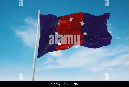 Offizielle Flagge von Chicago Heights, Illinois Unbanden Staaten von Amerika bei bewölktem Himmel Hintergrund bei Sonnenuntergang, Panoramablick. USA Reisen und patriotische Konzept Stockfoto