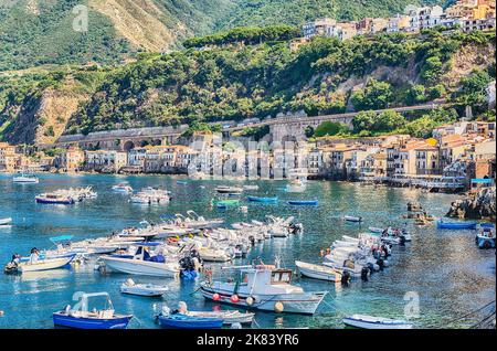 Schöne Seeseite im Küstendorf Chianalea, Fischerviertel und Bruch von Scilla, Kalabrien, Italien Stockfoto