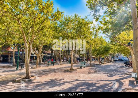 Der malerische Place des Lices in Saint-Tropez, Cote d'Azur, Frankreich. Auf dem Platz befindet sich sowohl ein provenzalischer Markt als auch ein Spielplatz für typische Bowls-Spiele Stockfoto