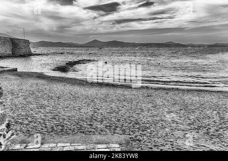 Der malerische Strand La Ponche im Zentrum von Saint-Tropez, Cote d'Azur, Frankreich. Die Stadt ist ein weltweit berühmter Ferienort für den europäischen und amerikanischen Jet Set A Stockfoto