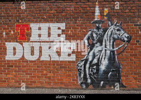 Ausschnitt aus Tennents Wandbild an der Außenwand der Tennent Caledonian Breweries von smug (Sam Bates) Glasgow Scotland Juli 2022 Stockfoto