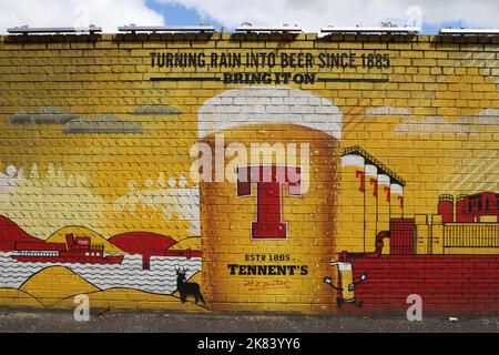 Ausschnitt aus Tennents Wandbild an der Außenwand der Tennent Caledonian Breweries von smug (Sam Bates) Glasgow Scotland Juli 2022 Stockfoto