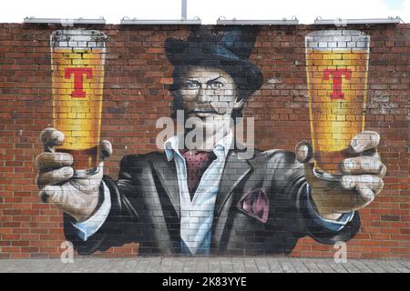 Ausschnitt aus Tennents Wandbild an der Außenwand der Tennent Caledonian Breweries von smug (Sam Bates) Glasgow Scotland Juli 2022 Stockfoto