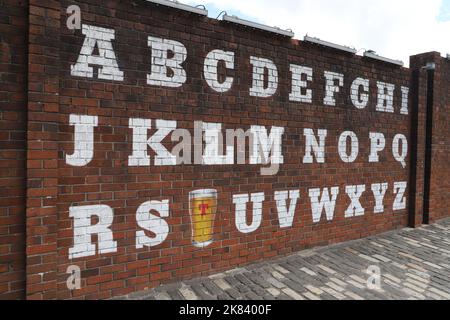 Ausschnitt aus Tennents Wandbild an der Außenwand der Tennent Caledonian Breweries von smug (Sam Bates) Glasgow Scotland Juli 2022 Stockfoto