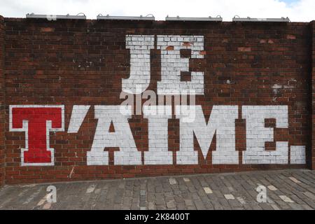 Ausschnitt aus Tennents Wandbild an der Außenwand der Tennent Caledonian Breweries von smug (Sam Bates) Glasgow Scotland Juli 2022 Stockfoto