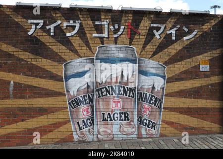 Ausschnitt aus Tennents Wandbild an der Außenwand der Tennent Caledonian Breweries von smug (Sam Bates) Glasgow Scotland Juli 2022 Stockfoto